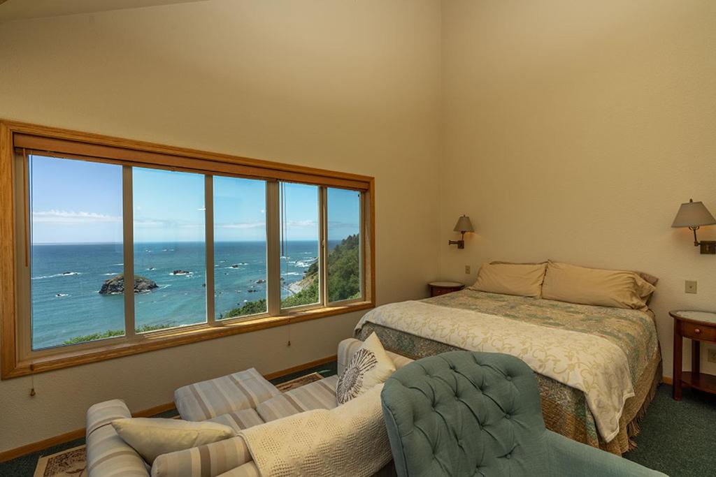 Postel nebo postele na pokoji v ubytování Turtle Rocks Oceanfront Inn