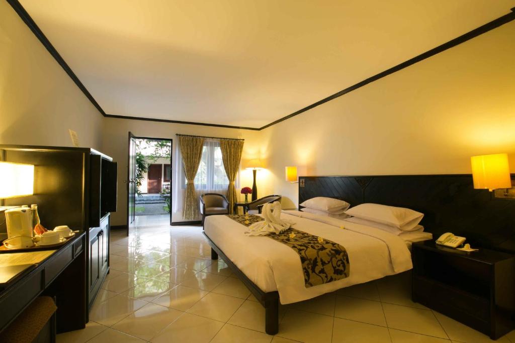 Postel nebo postele na pokoji v ubytování Legian Paradiso Hotel