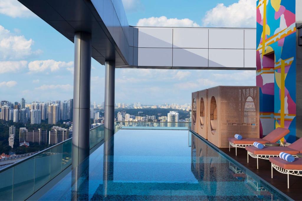 una vista desde la parte superior de un edificio con sillas en Courtyard by Marriott Singapore Novena en Singapur