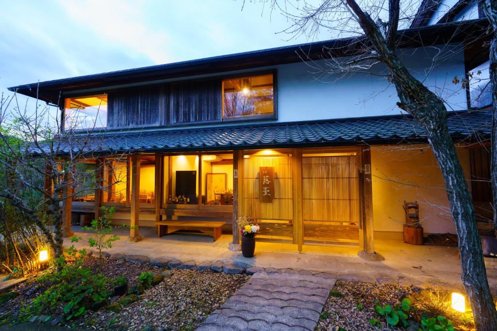 uma casa com um pátio em frente em Ryoan Fukinotou em Bungotakada