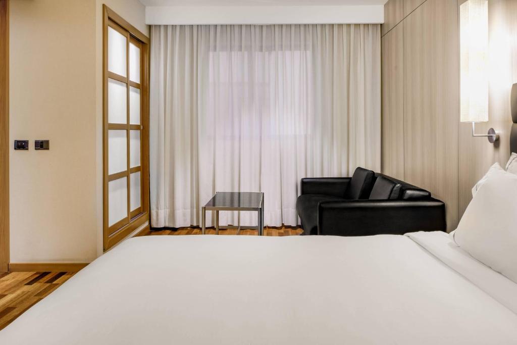 Postel nebo postele na pokoji v ubytování AC Hotel Tarragona by Marriott