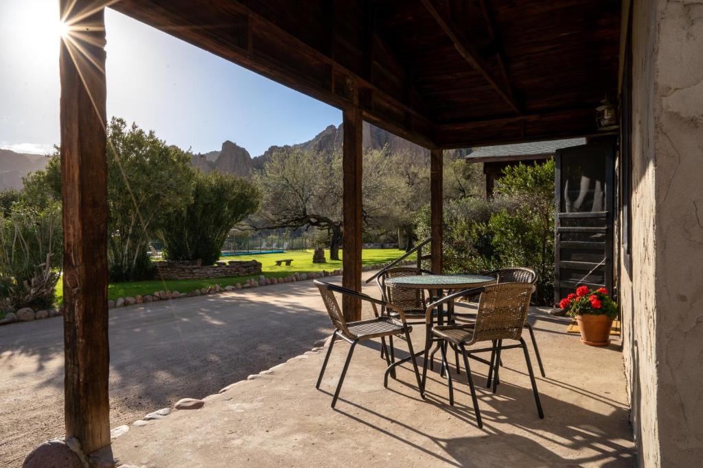 Saguaro Lake Ranch - Queen And Twin Bed Cabin