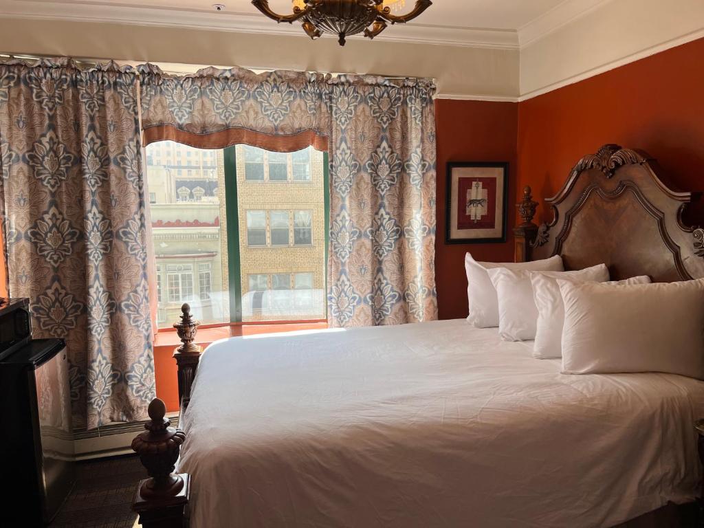 Fitzgerald Hotel Union Square في سان فرانسيسكو: غرفة نوم بسرير كبير ونافذة