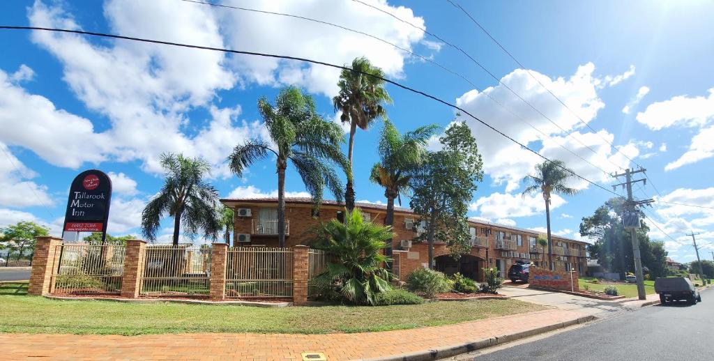 un edificio con palmeras delante en Tallarook Motor Inn, en Dubbo