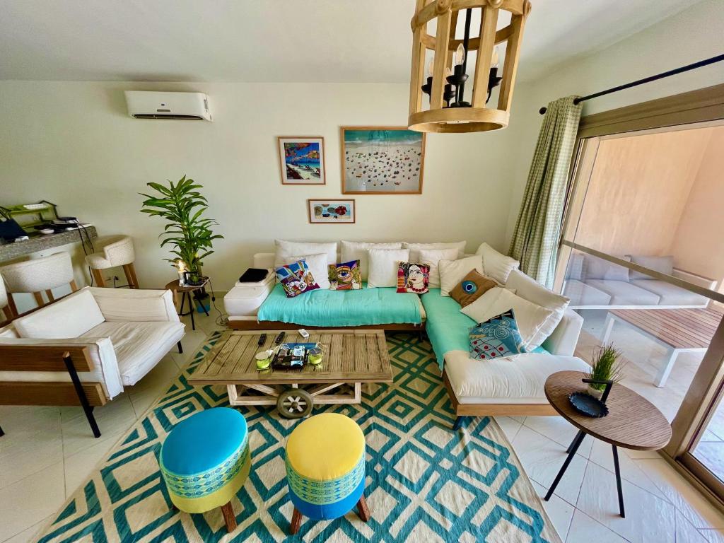 The Penthouse in Marassi في العلمين: غرفة معيشة مع أريكة وطاولة
