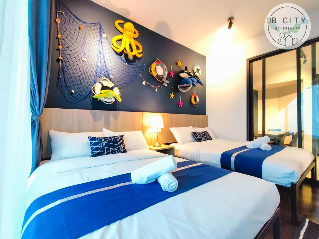 เตียงในห้องที่ Almas Suites by JBcity Home
