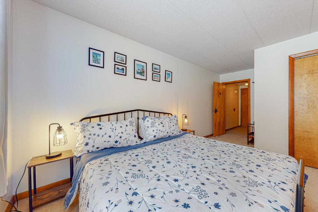 um quarto com uma cama com um edredão azul e branco em Mountain Village 5H Unit B em Dover