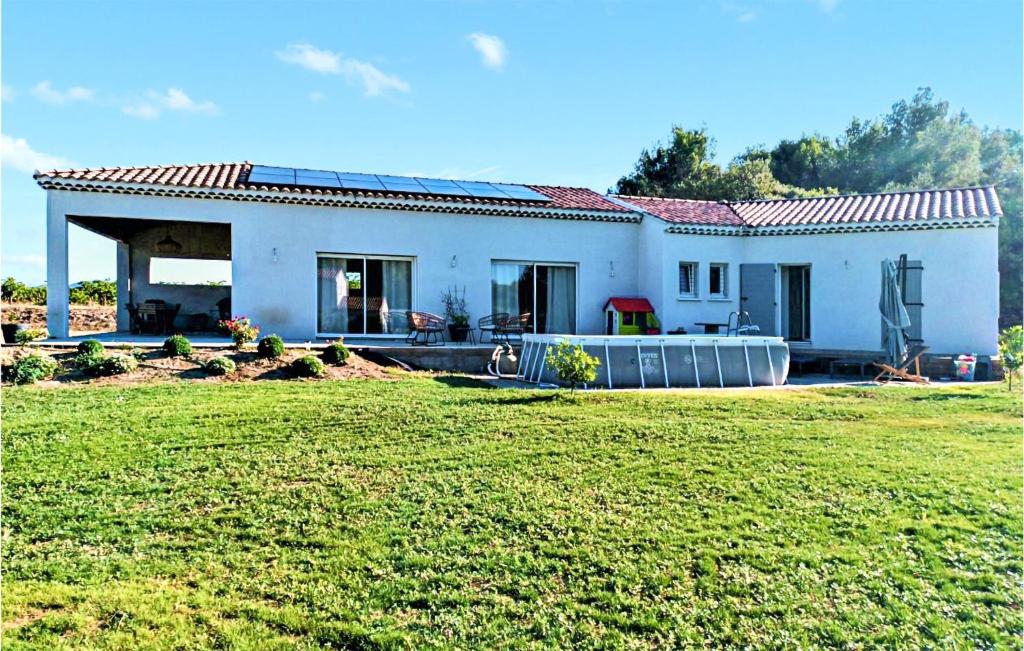 una gran casa blanca con un gran patio en Nice Home In Laudun Lardoise With Kitchen, en Connaux