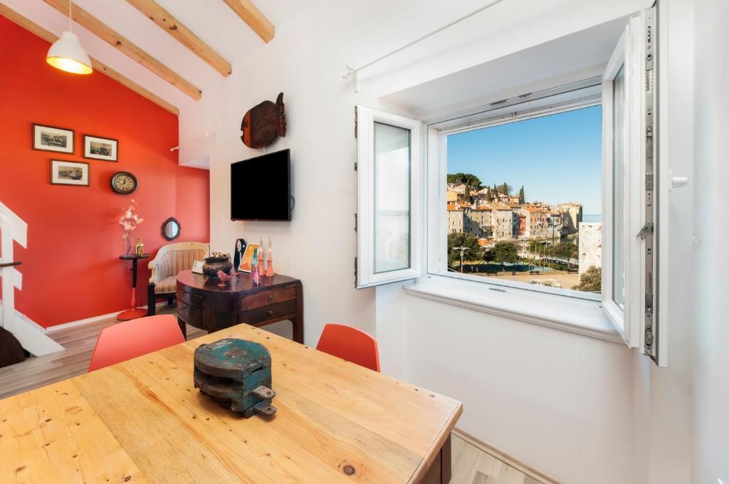 a dining room with a table and a window at Loreto LYA SEA VIEW APARTMENTS in Rovinj