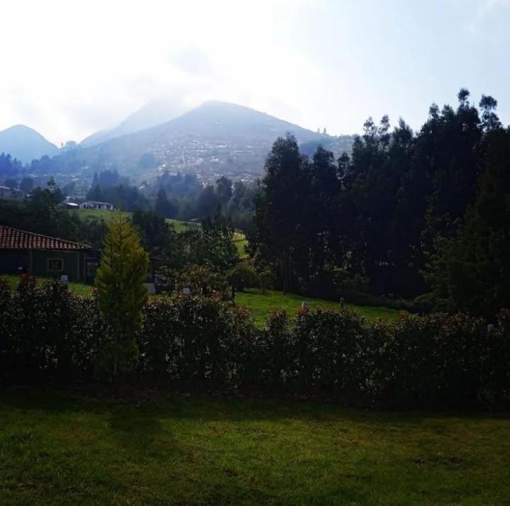 een grasveld met bergen op de achtergrond bij Camping el triunfo in Montecillo