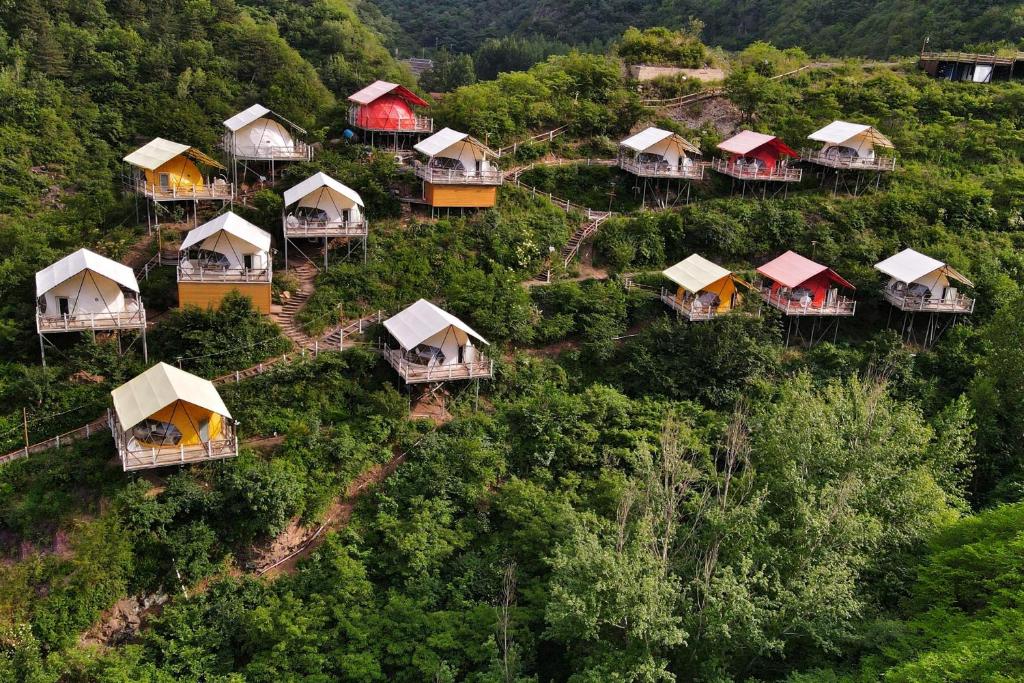 una vista aérea de un grupo de casas en una colina en Starstay Wuling Mountain B&B en Xinglong