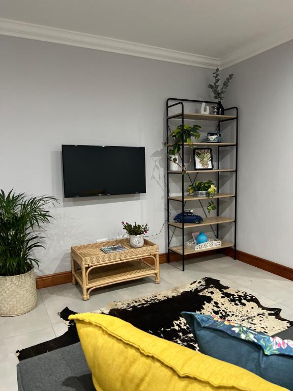TV at/o entertainment center sa Robyns Nest 3 Self Catering Flat
