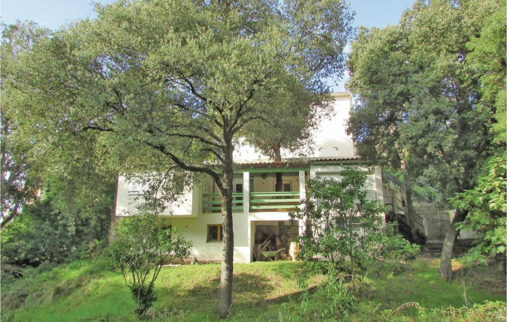 サゴーヌにある3 Bedroom Awesome Home In Sagoneの目の前に木々が植えられた白い家