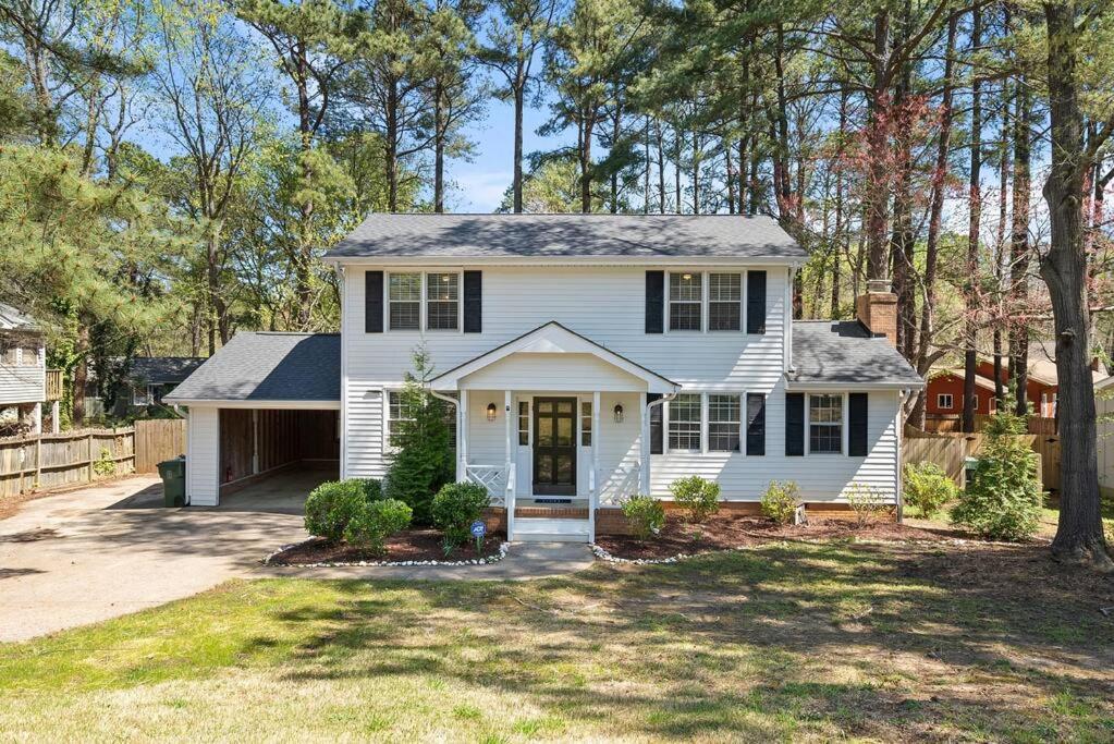 Maison de vacances / Gîte Stunning White Pine House in Cary 4BR, 2.5BA
