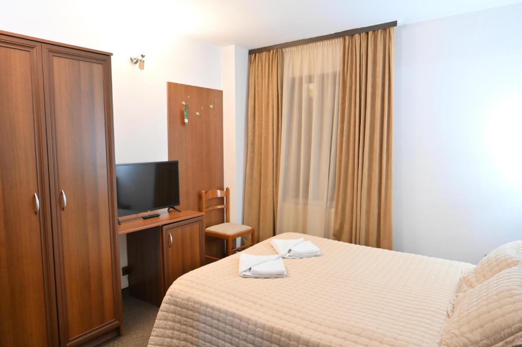 TV a/nebo společenská místnost v ubytování Hotel Rothmans-Breakfast - Free parking - Lobby