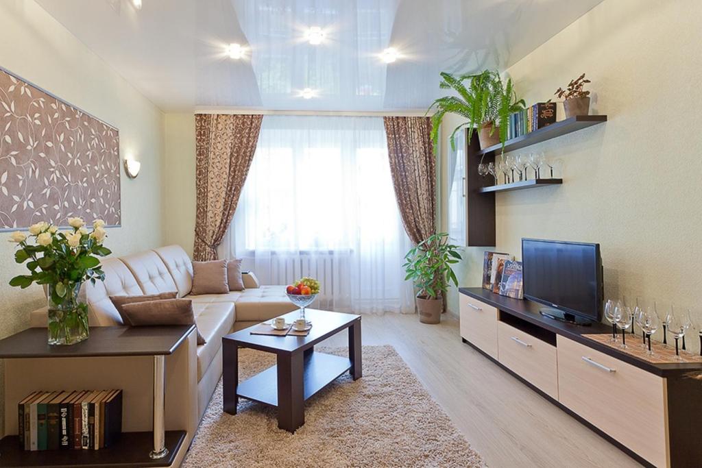 ein Wohnzimmer mit einem Sofa und einem TV in der Unterkunft Vip-kvartira Kuzmy Chornogo 4 in Minsk