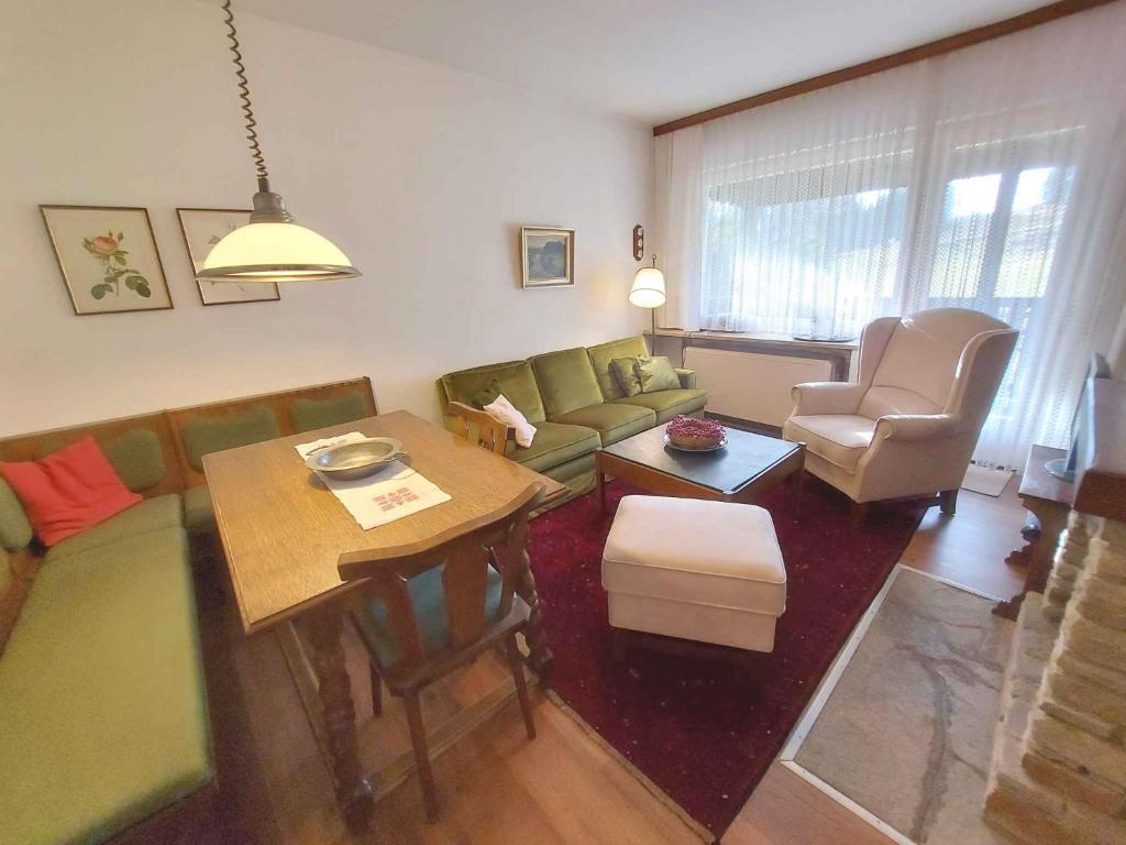 uma sala de estar com um sofá e uma mesa em Holiday home in Bad Mitterndorf - Steiermark 41120 em Bad Mitterndorf