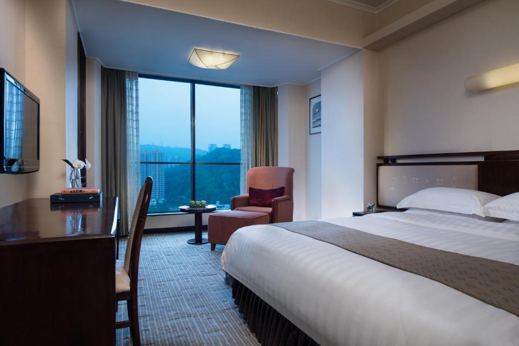 Postel nebo postele na pokoji v ubytování Guangdong Hotel (Zhuhai)