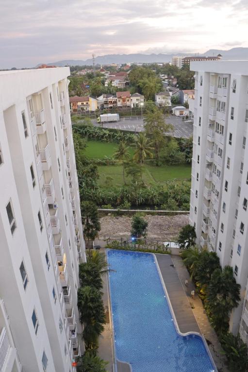 Bazén v ubytování Next Hotel Yogyakarta nebo v jeho okolí