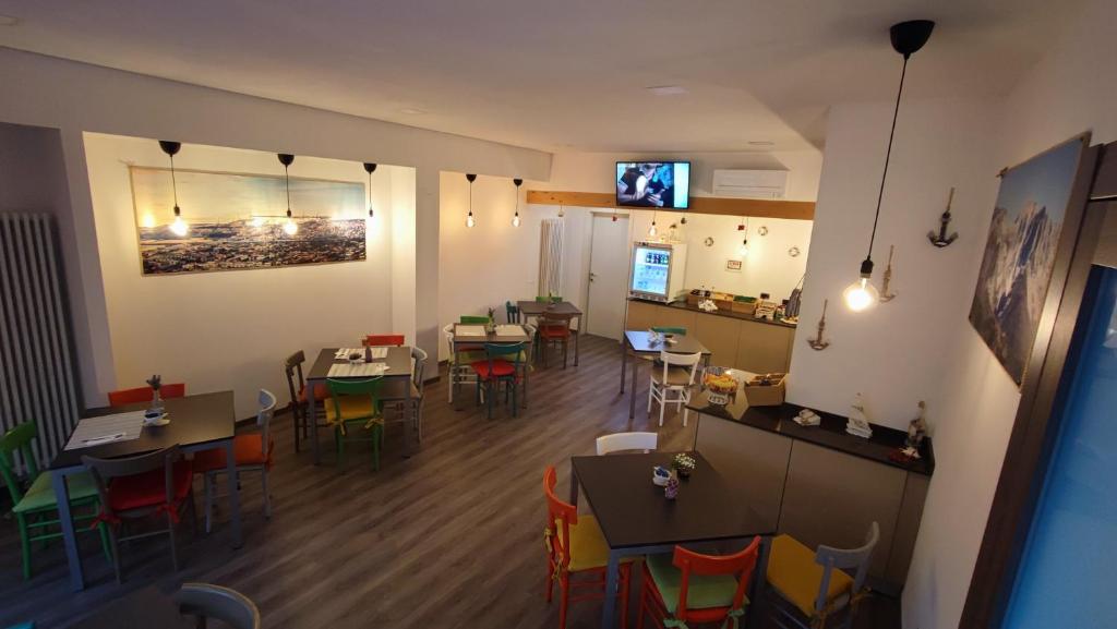 un ristorante con tavoli e sedie in una stanza di MarBianco B&B a Marina di Carrara