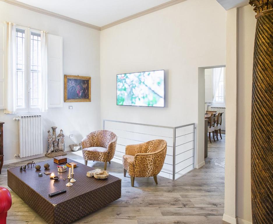 casa Guido Reni في بولونيا: غرفة معيشة مع طاولة وكراسي