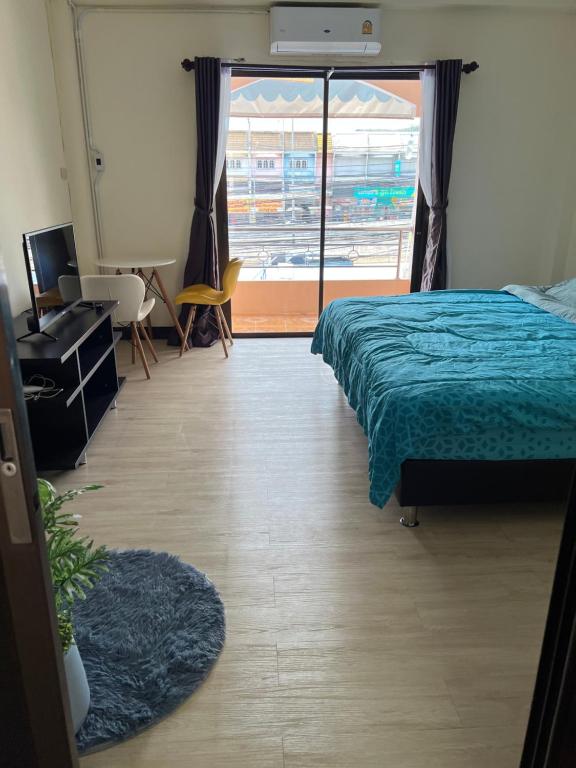 um quarto com uma cama e uma porta de vidro deslizante em Sea skyline home em Sattahip