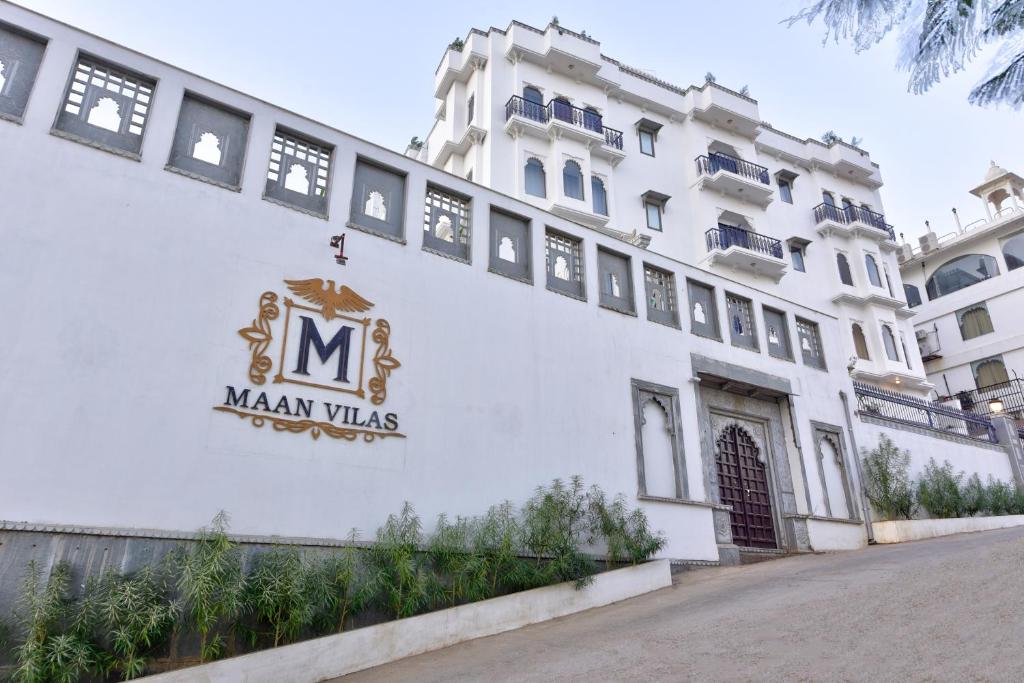 um edifício branco com um sinal que lê mansões para homens em Maan Vilas By Stone Wood em Udaipur