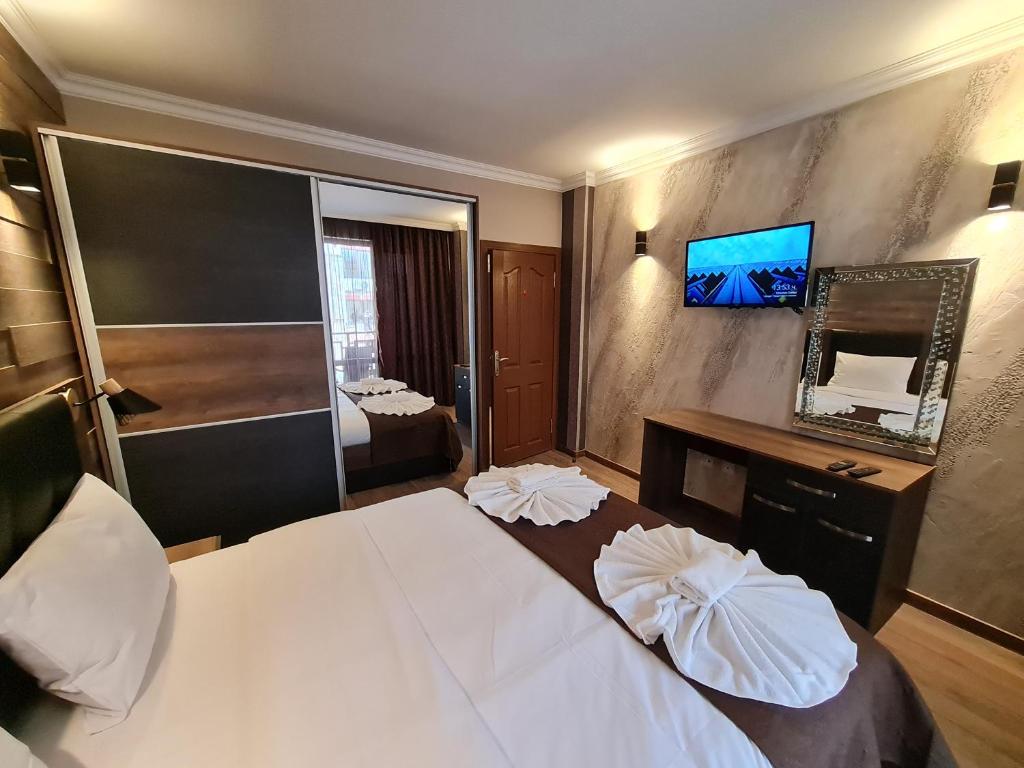 Habitación de hotel con cama y espejo en MitProt Panorama Bay 2 luks Apartment ap100, en Sveti Vlas
