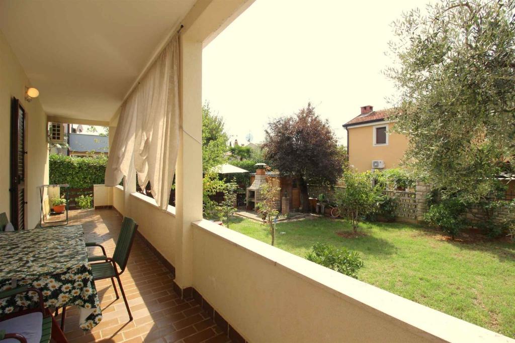 Κήπος έξω από το Apartment in Novigrad - Istrien 9815