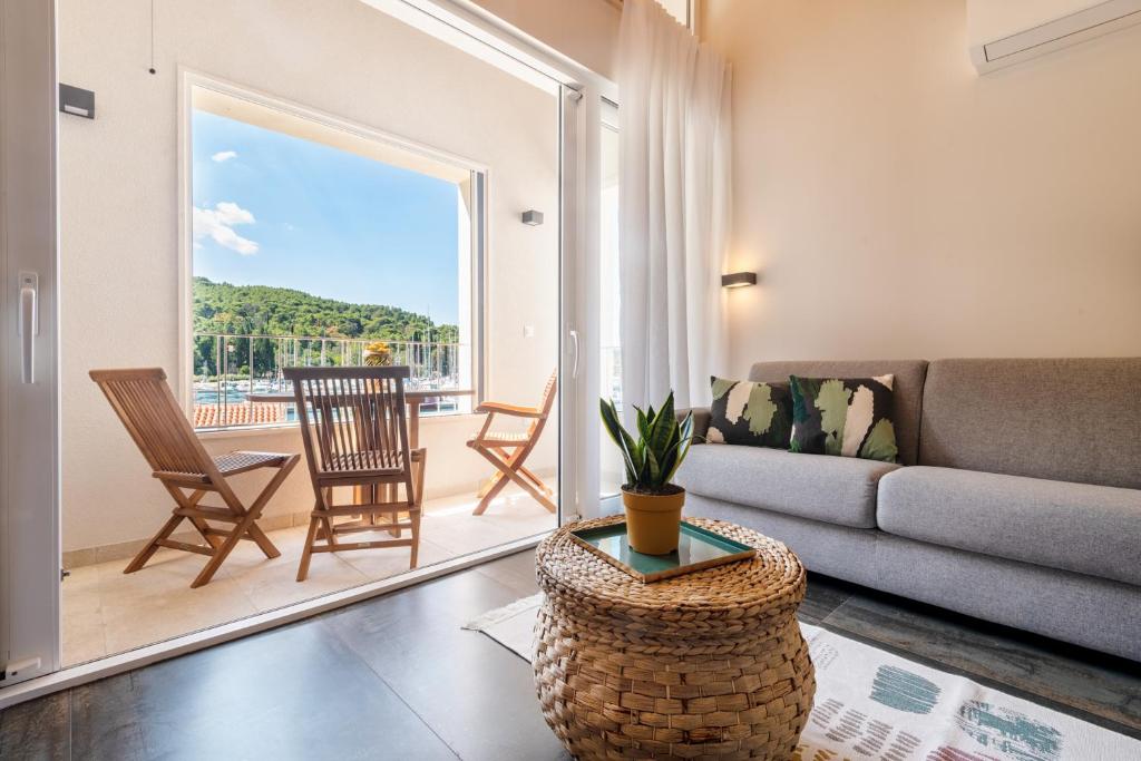un soggiorno con divano e tavolo di Luxury Seaview Apartment - Mare a Slano