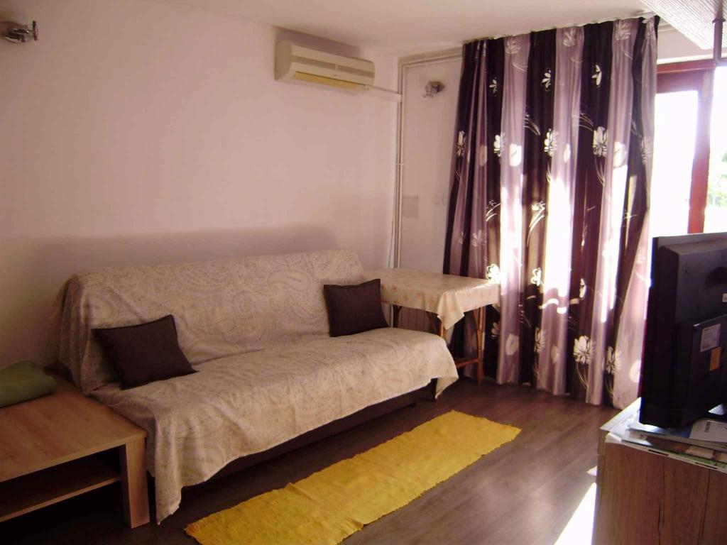 sala de estar con sofá y TV en Apartment in Cavle 38810, en Čavle