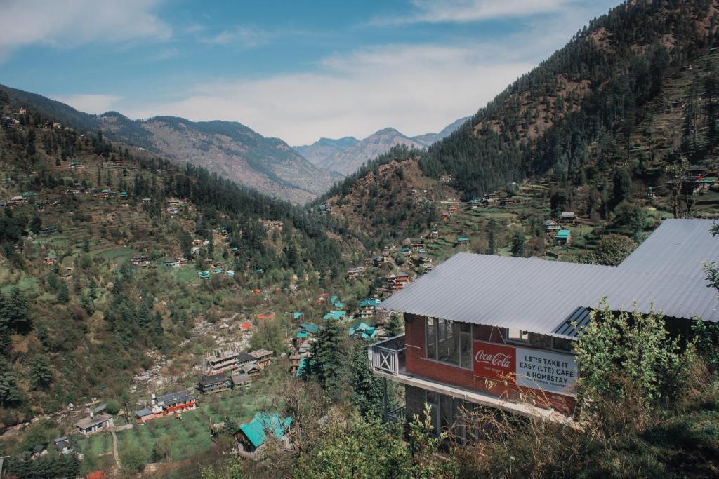 uma estação de trem em um vale nas montanhas em Let’s Take it Easy (LTE) em Jibhi