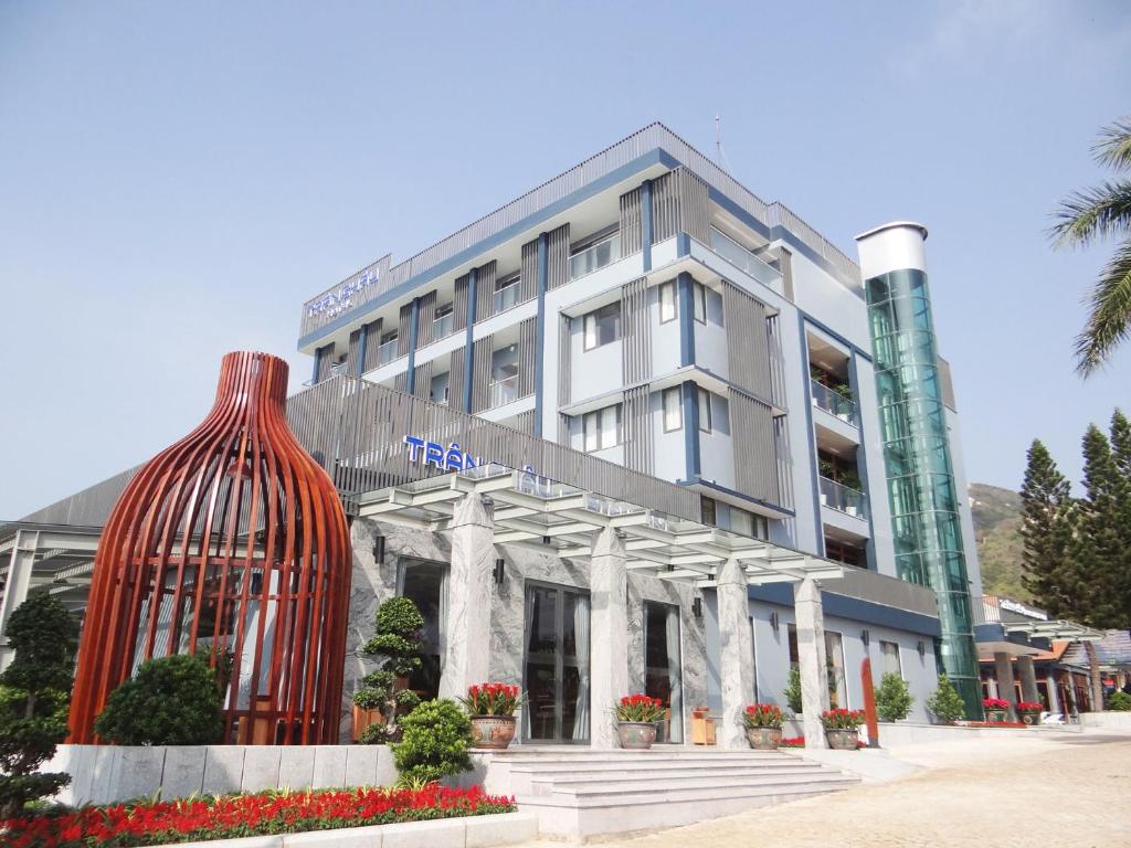um edifício com um grande vaso em frente em Trân Châu Beach & Resort em Ba Ria