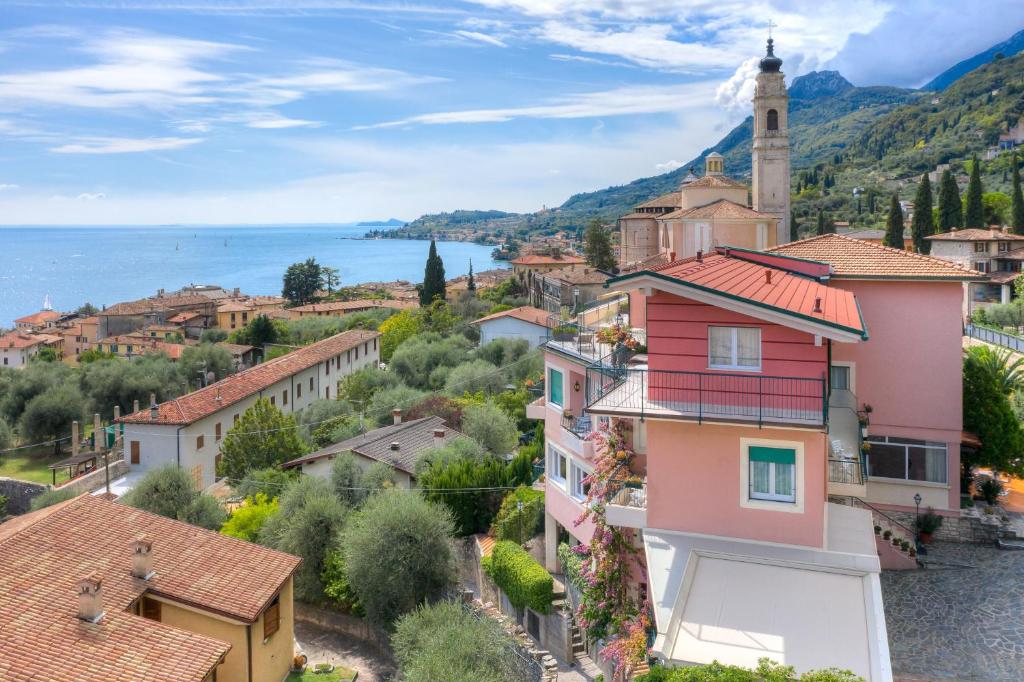 una ciudad con vistas al agua y a los edificios en Hotel Villa Europa, en Gargnano