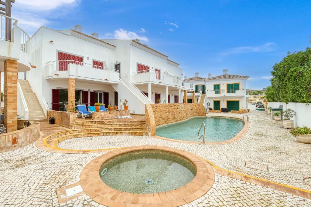 una imagen de una casa con piscina en Casa Luna, Burgau - Luz, Lagos, en Burgau