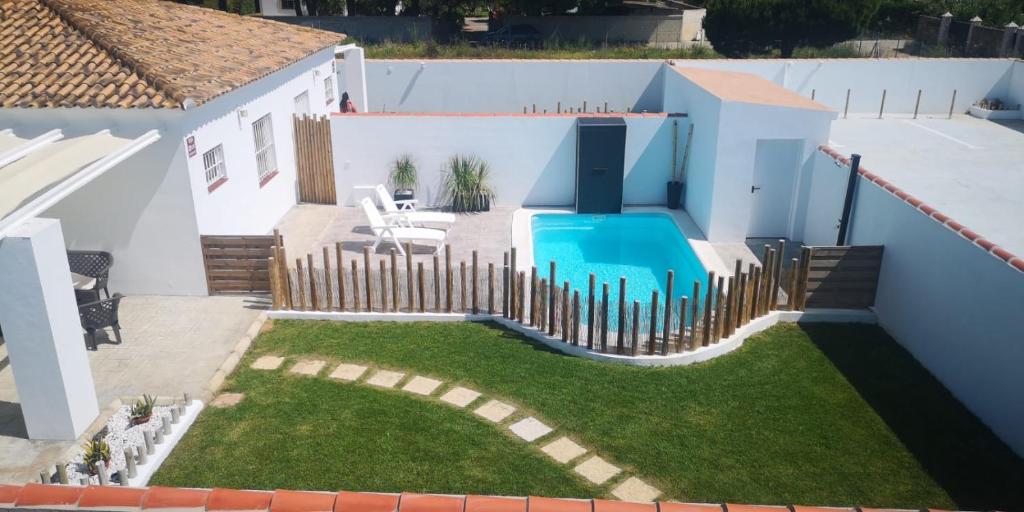 Výhľad na bazén v ubytovaní LA PALAPA alojamientos con piscina privada y cerca del mar, mire las fotos y elija el suyo, le esperamos alebo v jeho blízkosti
