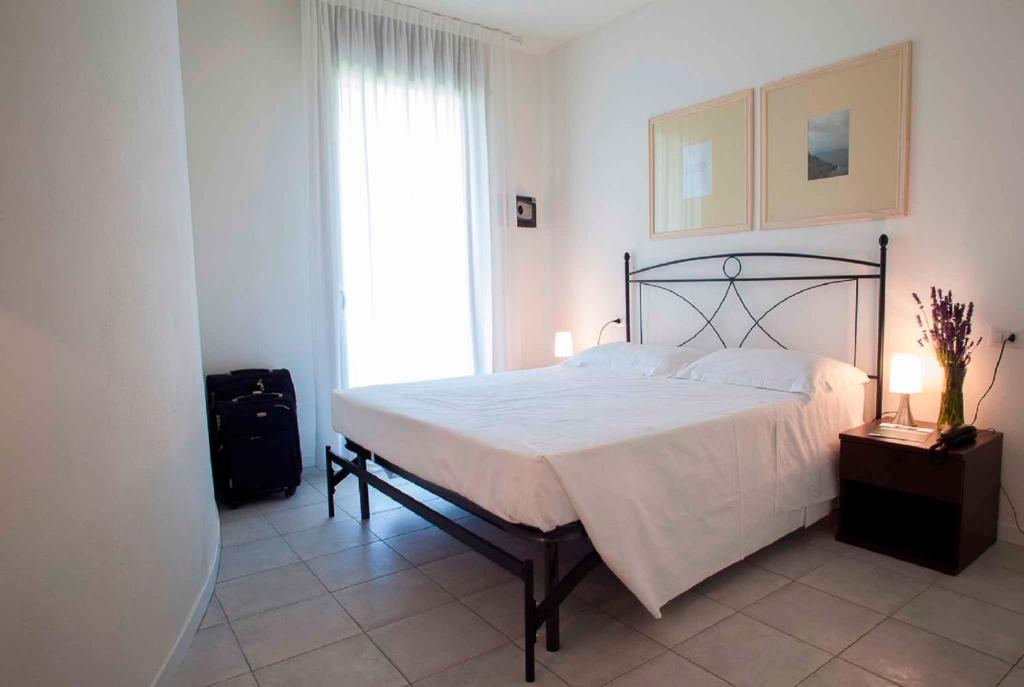 um quarto com uma cama e uma grande janela em Apartments in Barberino Tavarnelle - Toskana 43638 em Tavarnelle in Val di Pesa