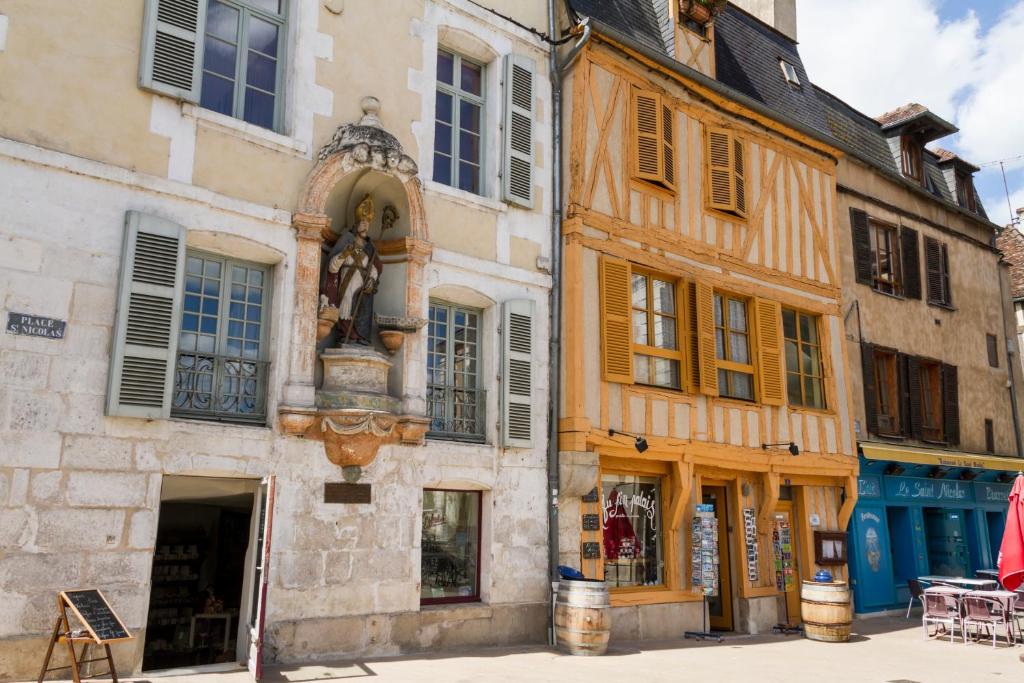 un bâtiment avec une statue sur son côté dans l'établissement Appartement Cosy - Deux pièces - Hyper centre, à Auxerre