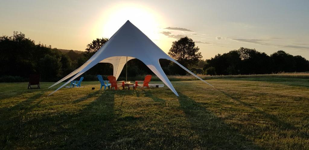 biały namiot na środku pola w obiekcie Camping La Petite Houmée w mieście Curzay-sur-Vonne