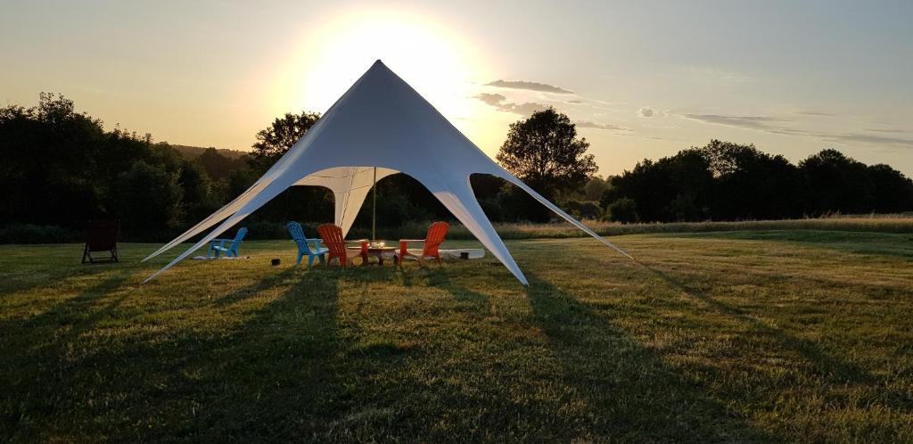 a white tent in the middle of a field at Camping La Petite Houmée in Curzay-sur-Vonne