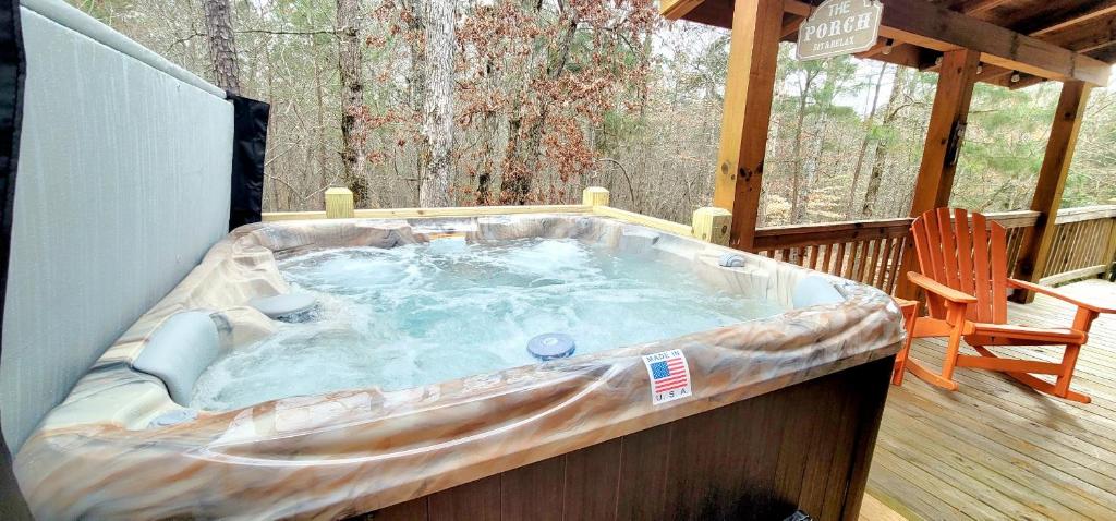 Cabin Oasis Getaway-Hot Tub 6 seater-Fire Pit- Small Dog Friendly - Resort  Amenities, Ellijay – Updated 2023 Prices