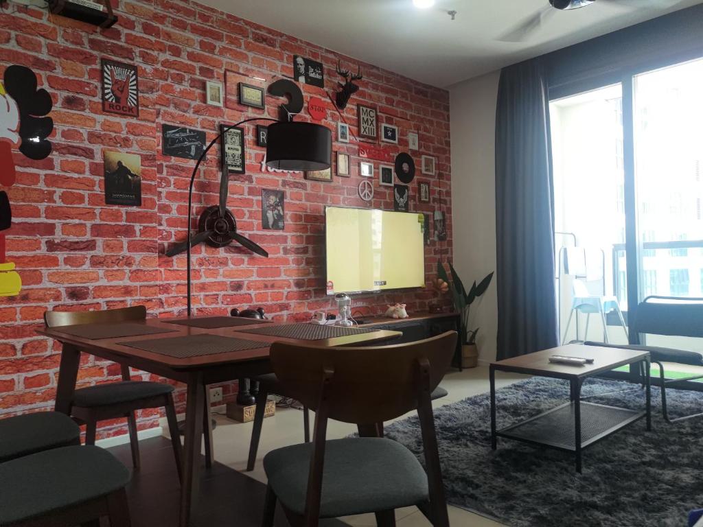 吉隆坡的住宿－Arcoris Soho 2bedroom 1-7pax Industrial Loft Style，一间设有砖墙和桌椅的用餐室