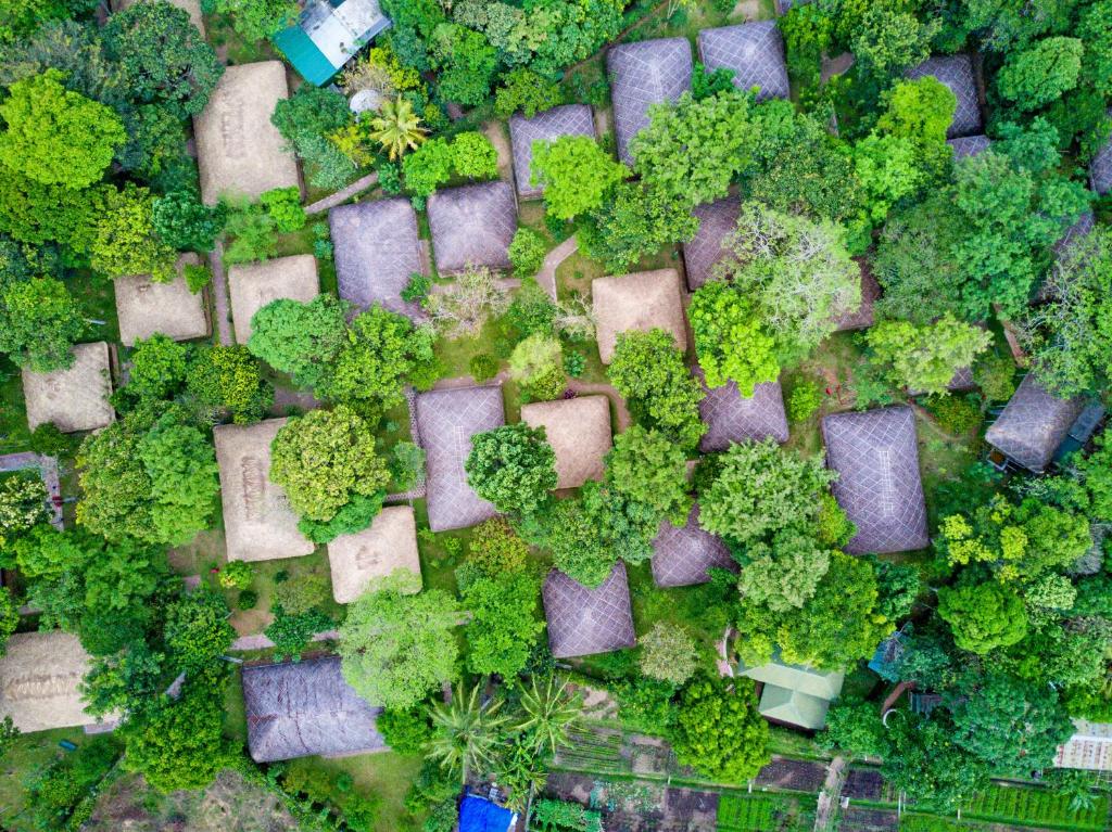 una vista aérea de un parque con árboles y arbustos en Spice Village Thekkady - CGH Earth, en Thekkady
