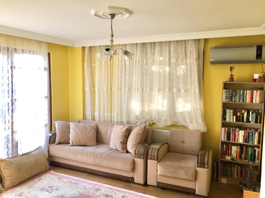 - un salon avec un canapé et une étagère à livres dans l'établissement location İstanbul, à Istanbul