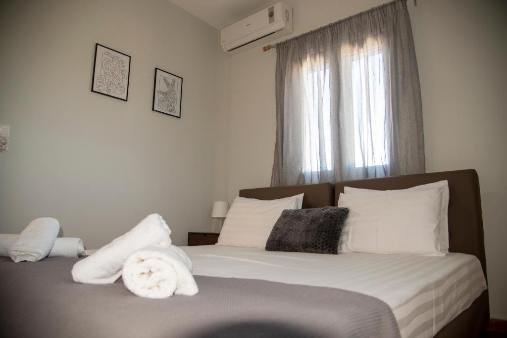 Postel nebo postele na pokoji v ubytování Corinthian Green Villa