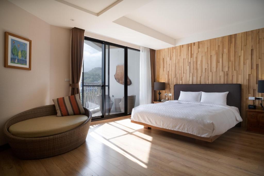 Postel nebo postele na pokoji v ubytování 回長濱會館-原畫日風尚 Sinasera Resort