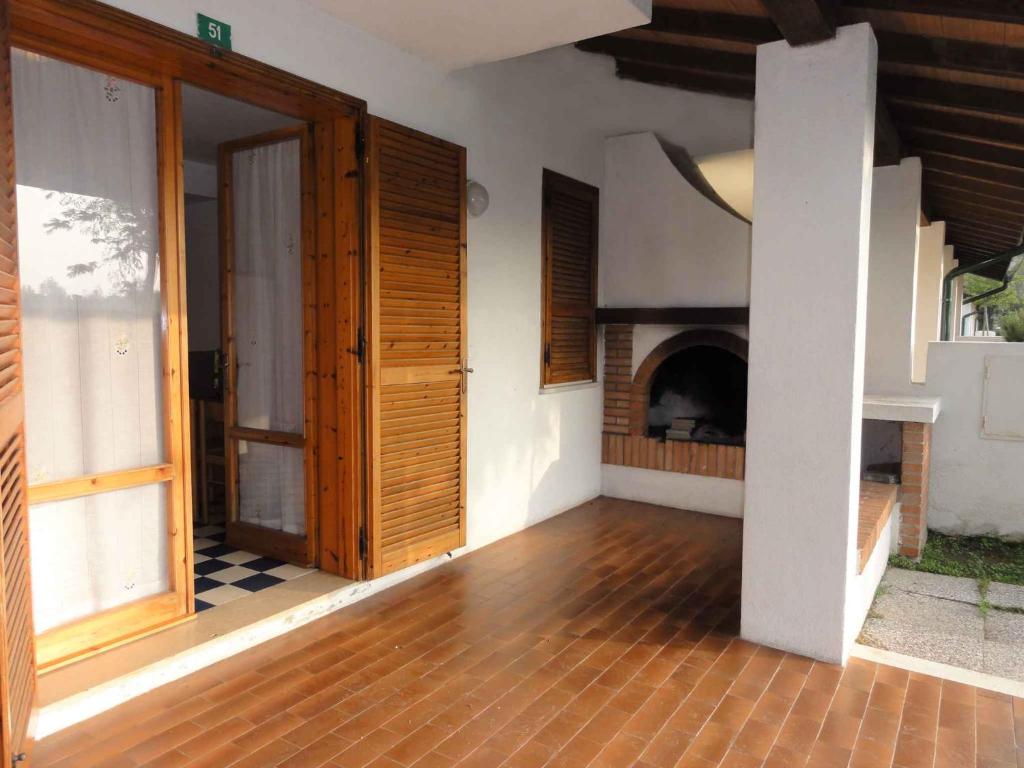 une pièce vide avec une cheminée dans une maison dans l'établissement Holiday home in Bibione 38401, à Bibione