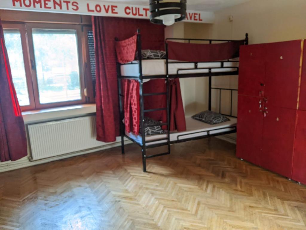Palanda nebo palandy na pokoji v ubytování Re-Born Hostel