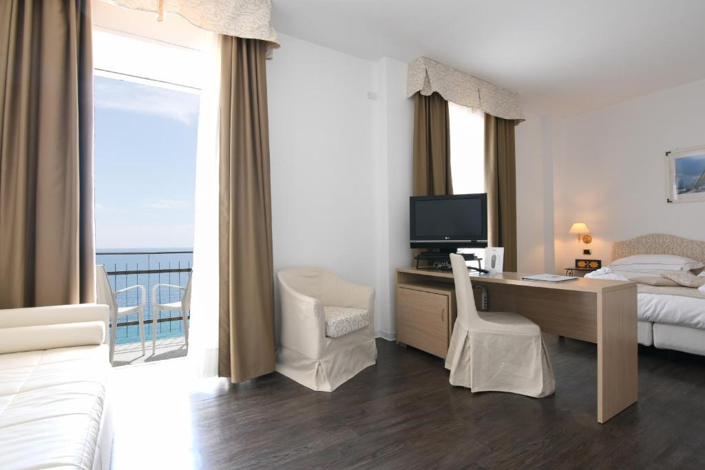 Best Western Hotel Acqua Novella - Executive King Room With Balcony And Sea View