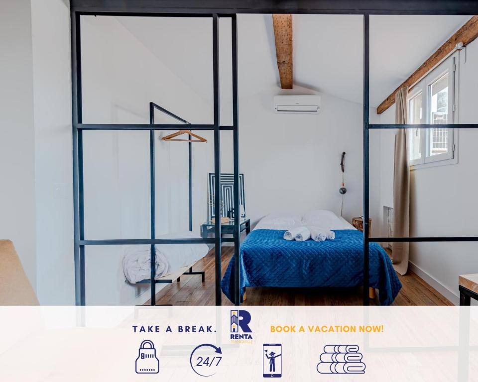 a room with a bed and a glass wall at LE ZEN Appartement 4 pers CENTRE VILLE in Perpignan